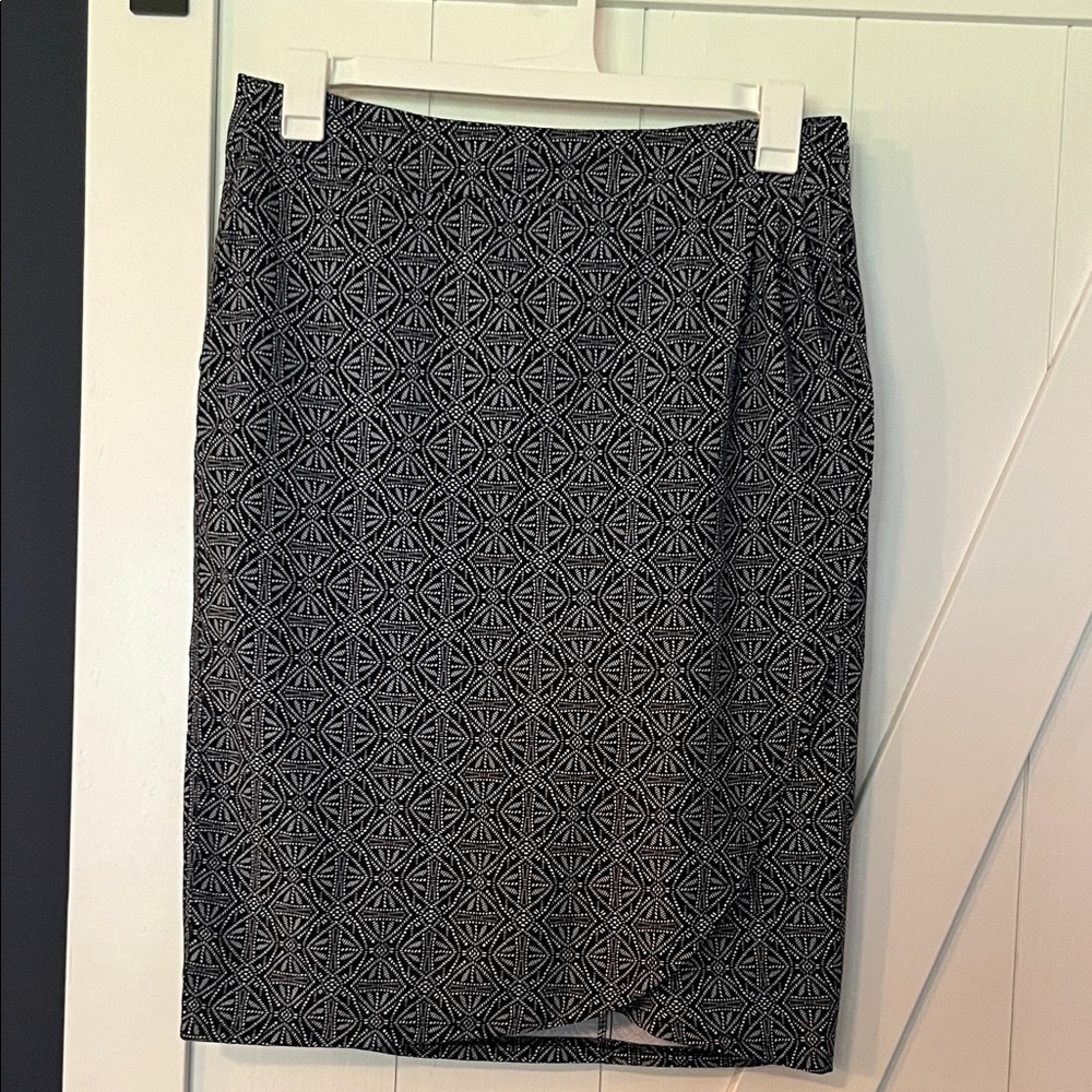 Ripskirt Hawaii Black & White Asymmetrical Pattern Skirt. Size Med Length 3 🌊🌺🐠